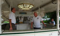 Dieter und Ralf im Bierwagen